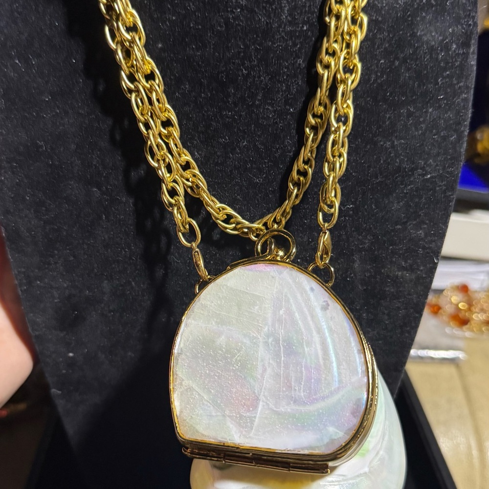 Coquillage by Ramla, purse that is red carpet ready.  Current style ! - Picture 8 of 11